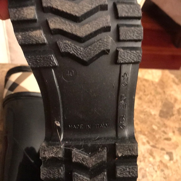 Burberry  Rain boots!! Barely worn - Picture 4 of 11